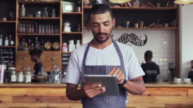 Dijital tablet kullanarak mutlu kafe sahibi