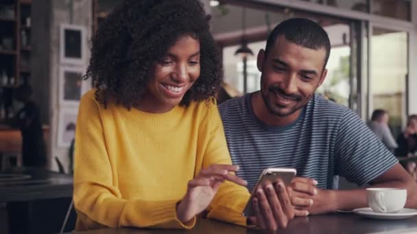 Vrouw zittend in Café deelt tekst met haar vriend — Stockvideo