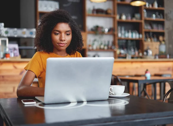 Jonge vrouw werkt op laptop in Cafe — Stockfoto