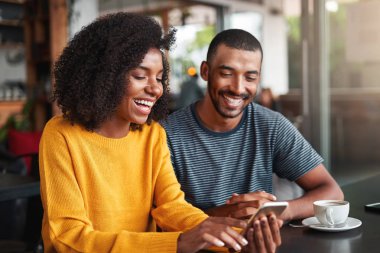 Genç çift cep telefonundan video izliyor