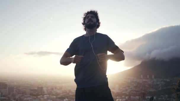 Atleta hombre extendido brazos tomando aire fresco profundo — Vídeos de Stock