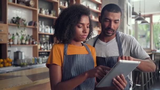 Dos socios de negocios discutiendo nuevo plan en la cafetería — Vídeos de Stock