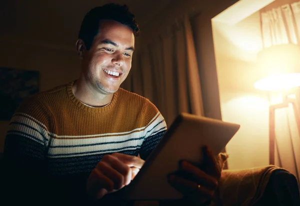Close-up van een man met behulp van digitale Tablet tot laat in de nacht in huis — Stockfoto