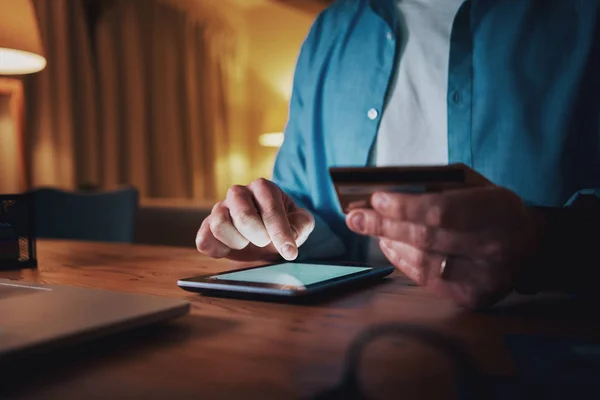 Cep telefonu ve kredi kartı kullanarak gece geç saatlerde bir adam online alışveriş