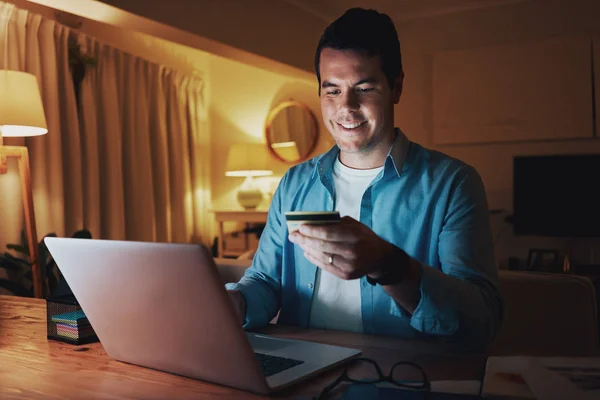 Man doet online nacht winkelen en betalen met creditcard — Stockfoto