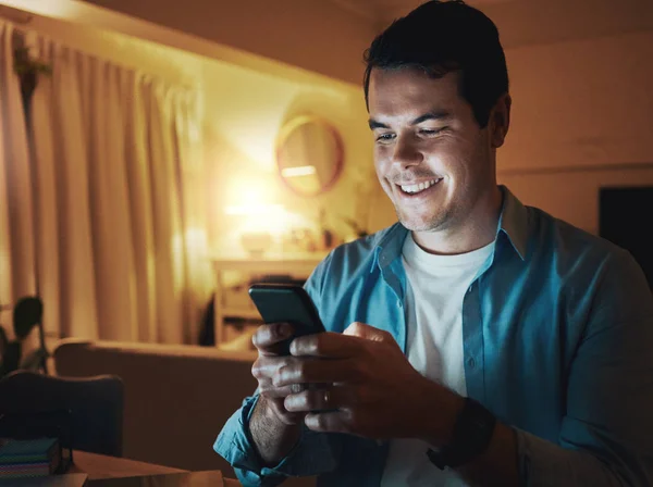 Viciado homem feliz navegar na internet usando seu telefone inteligente — Fotografia de Stock