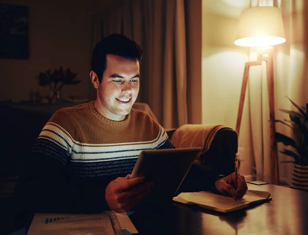 Gelukkige man werkt laat in de nacht thuis op kantoor met behulp van digitale Tablet — Stockfoto