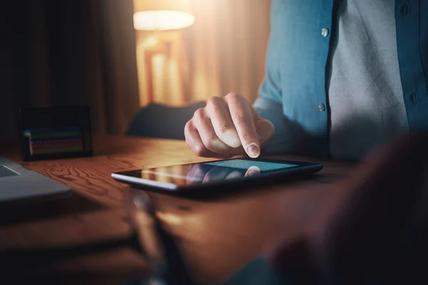 Close-up van de mens met behulp van sociale media sites op mobiele telefoon tot laat — Stockfoto