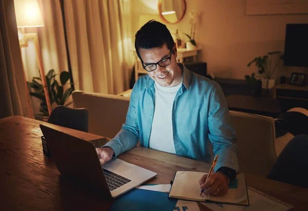 Ευτυχισμένος άνθρωπος που εργάζεται μόνος με ένα ανοιχτό φορητό υπολογιστή σε ένα γραφείο στο σπίτι — Φωτογραφία Αρχείου