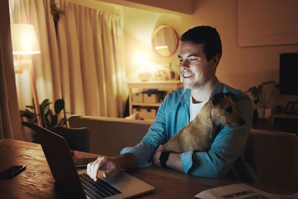 Lycklig besätta med hans sällskapsdjur hund användande laptop här hem — Stockfoto