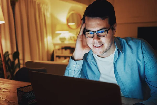 Glad man Internet Addict man med hjälp av laptop — Stockfoto