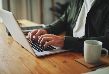 Masada dizüstü bilgisayar klavyesi üzerinde yazma Adam