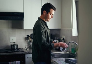 Mutfak lavabosu cam yıkama Adam