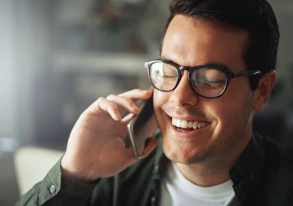 Homem sorrindo enquanto fala no celular — Fotografia de Stock