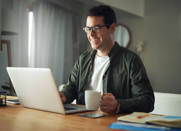 Man houdt kopje koffie werken op laptop — Stockfoto