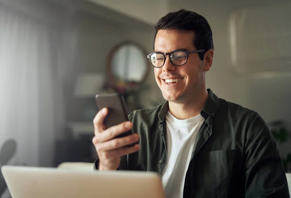 Uomo sorridente mentre invia messaggi sul telefono cellulare — Foto Stock
