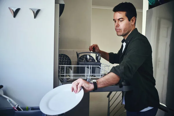 Homme chargement lave-vaisselle dans la cuisine — Photo