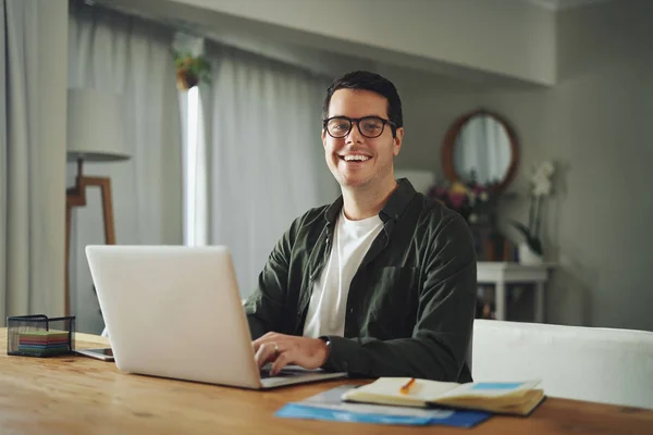 Portret van een man die werken vanuit huis — Stockfoto