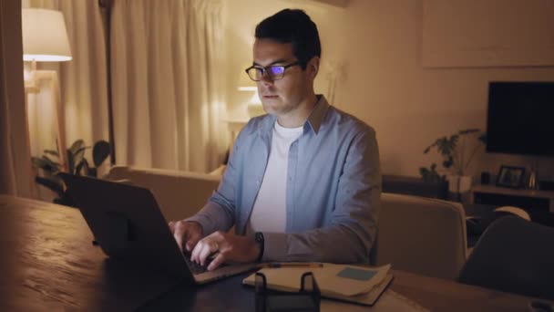 Uitzoomen op een man met laptop laat in de nacht — Stockvideo