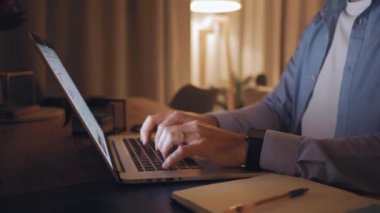 Masanın üzerine dizüstü bilgisayara yazarak veri girerek bir adam el detay