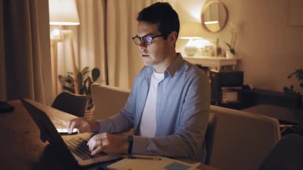 Overwerkte man masseren zijn neusbrug gevoel stress tijdens het gebruik van laptop — Stockvideo