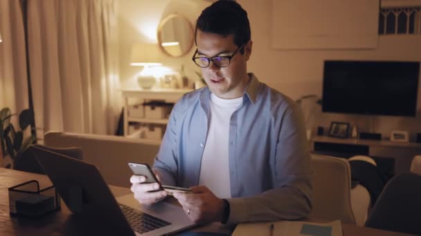 Homme utilisant un téléphone portable pour faire des achats en ligne par carte de crédit à la maison — Video