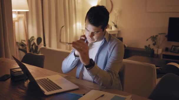 Mann mit Nackenschmerzen mit Laptop bis spät in die Nacht zu Hause — Stockvideo