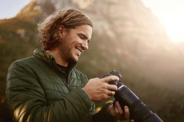 Gülümseyen vahşi yaşam fotoğrafçısı kamera tıklama fotoğrafları kontrol