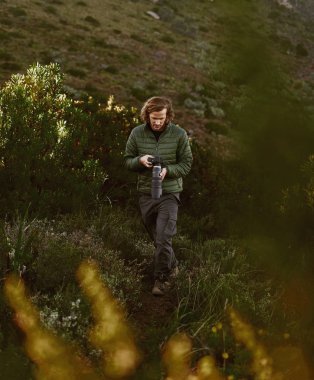 Dağlarda kamera yürüyüş ile Erkek yaban hayatı fotoğrafçı