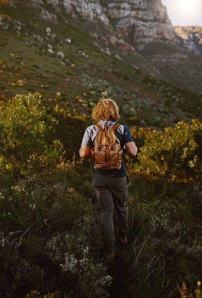 Man met rugzak wandelen op Mountain Trail — Stockfoto