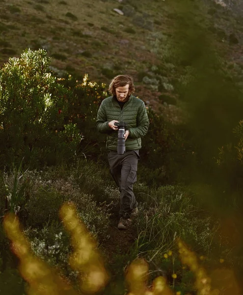 Fotógrafo de vida selvagem masculino com câmera caminhadas em montanhas — Fotografia de Stock