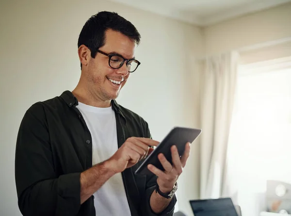 Glimlachende man met digitale Tablet PC thuis — Stockfoto