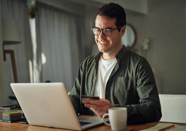 Uomo in possesso di carta di credito shopping online utilizzando il computer portatile — Foto Stock