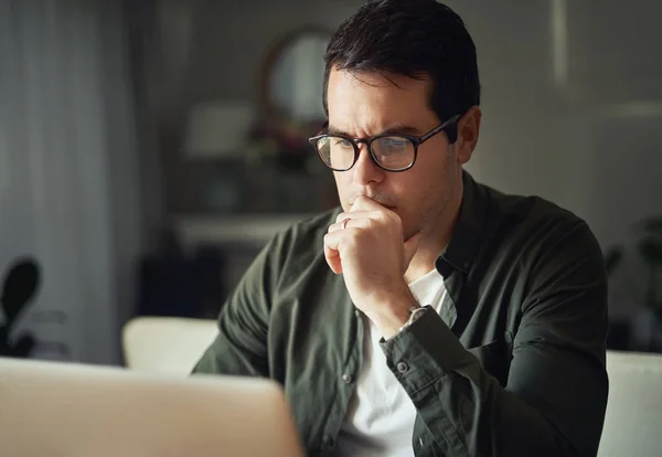 Portret van focus man werken aan laptop thuis — Stockfoto