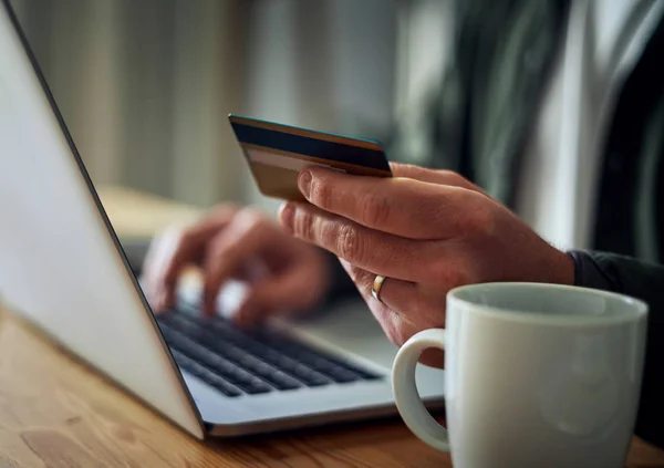 Hombre comprando en línea con una tarjeta de crédito — Foto de Stock