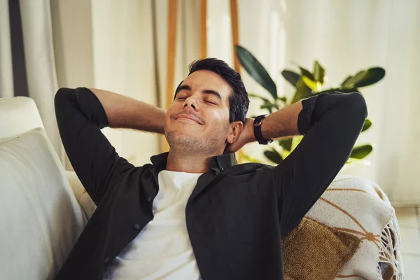 Sorrindo homem dormindo no sofá aconchegante em casa — Fotografia de Stock