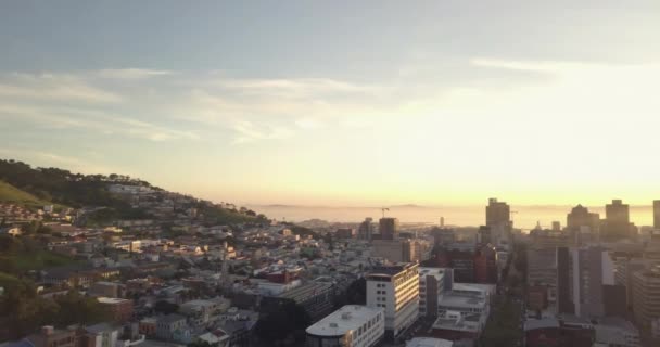 Clip de dron panorámico de una ciudad en la madrugada del amanecer  . — Vídeo de stock