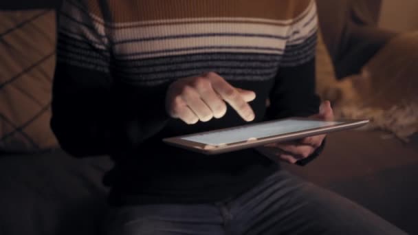 Närbild av händer att skriva på ett digitalt bord sent på natten inomhus — Stockvideo