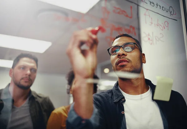 Jovens empresários de startup criativa em reunião no escritório moderno fazendo planos em vidro transparente — Fotografia de Stock