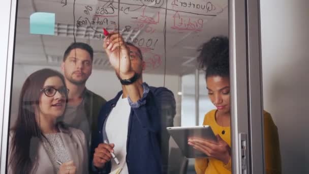 Mannelijke ondernemer bespreekt zakelijke ideeën en plannen op een glazen bord met zijn collega in Office — Stockvideo