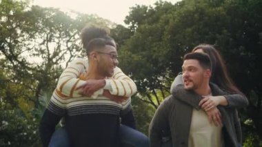 Kız arkadaşı piggyback sürüş açık havada yürüyüş veren mutlu bir erkek Portresi