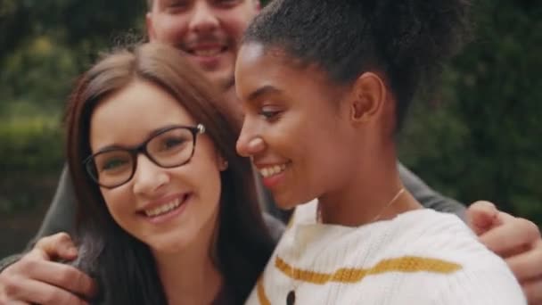 Улыбающаяся африканская бразильская американская молодая женщина позирует со своими друзьями и делает смешные лица перед камерой, делая селфи — стоковое видео