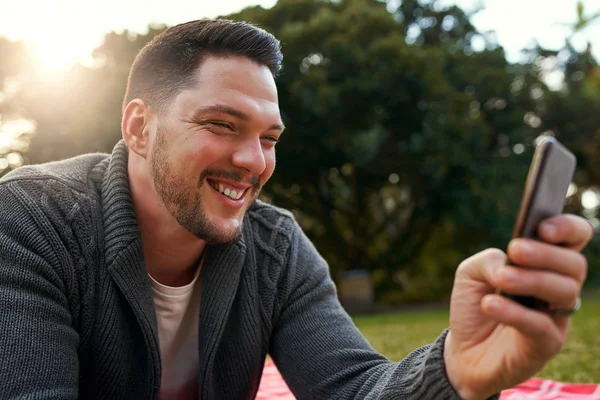 Handsome man enjoying in the park taking selfie on mobile phone — Stock Photo, Image