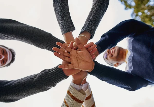 Vista de ángulo bajo de diversos amigos apilados manos juntos mostrando respeto, unidad y amistad y trabajo en equipo —  Fotos de Stock