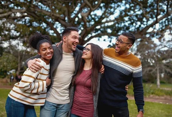 Groupe diversifié de jeunes amis américains heureux debout ensemble devant l'arbre au parc - jeunes et amusants et en plein air — Photo