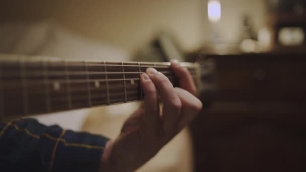 Приглушений знімок пальців гітариста, розміщеного на межі щогли гітари, який грає акорд, роблячи постукування крупним планом гітарист практикує — стокове відео