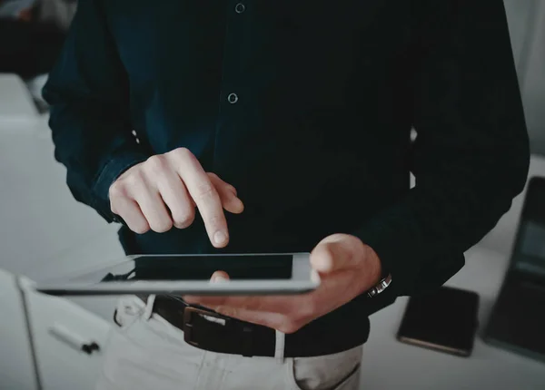 Sección media de un hombre de negocios bien vestido tocando su pantalla de tableta digital con el dedo — Foto de Stock