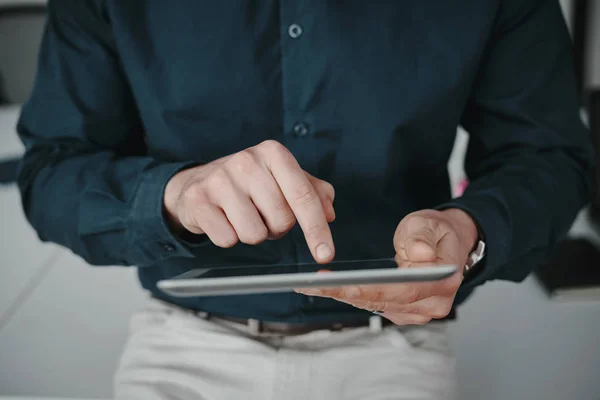 Midsection de hombre de negocios con camisa que toca la tableta digital de la pantalla en blanco con el dedo — Foto de Stock