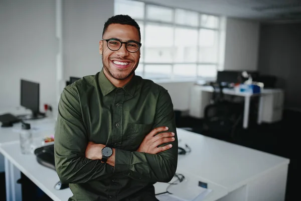 Retrato de um jovem empresário afro-americano feliz e confiante de pé com os braços cruzados olhando para a câmera — Fotografia de Stock