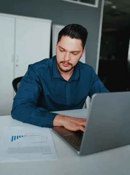 Business man analyseert zakelijke gegevens, druk bezig met laptop computer en business rapport op kantoor — Stockfoto